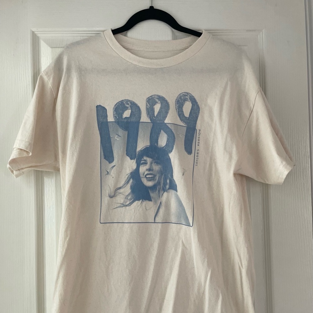Taylor Swift 1989 T shirt, size Large